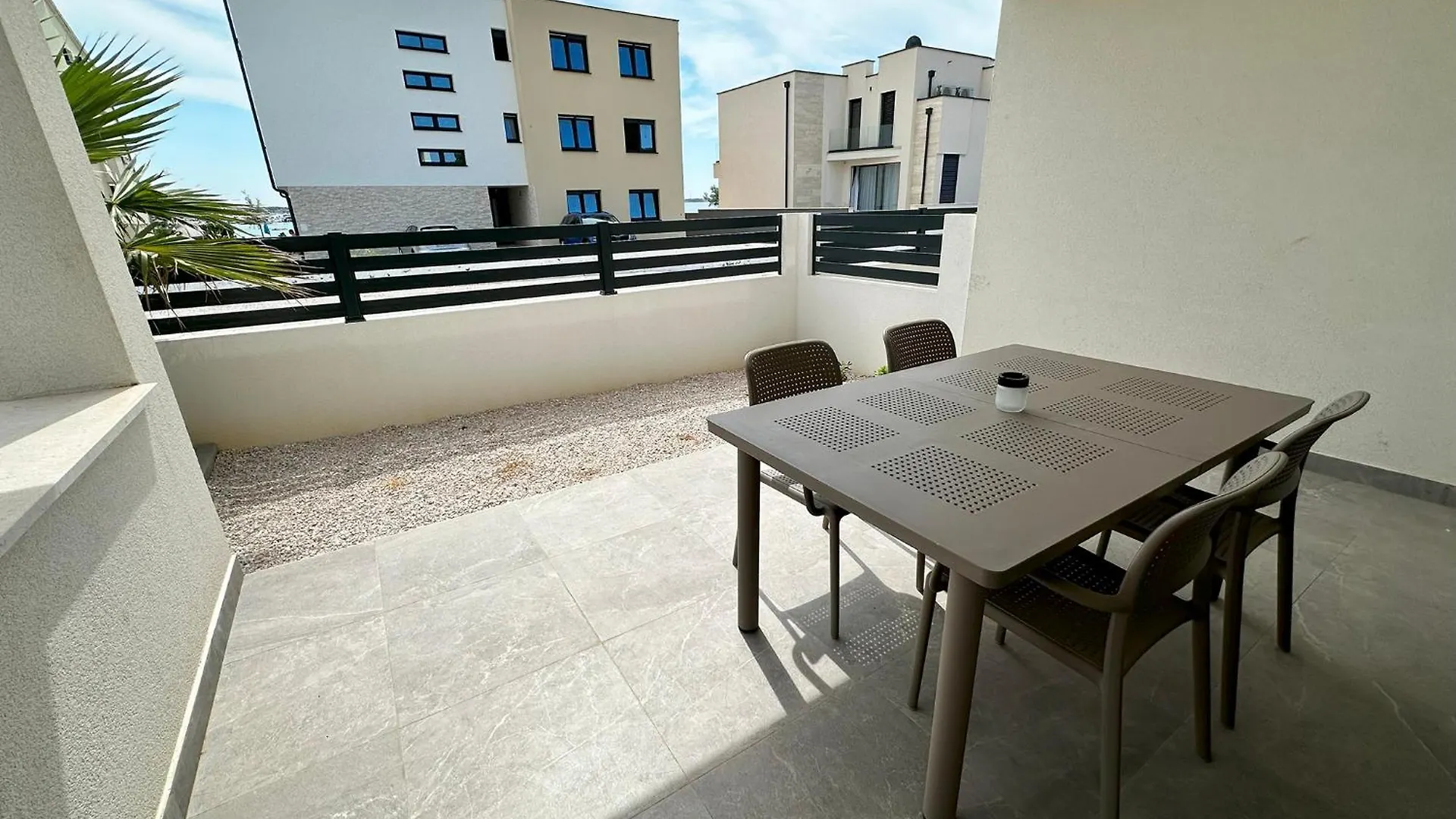 Beautiful New Palmtree Apartments Vir