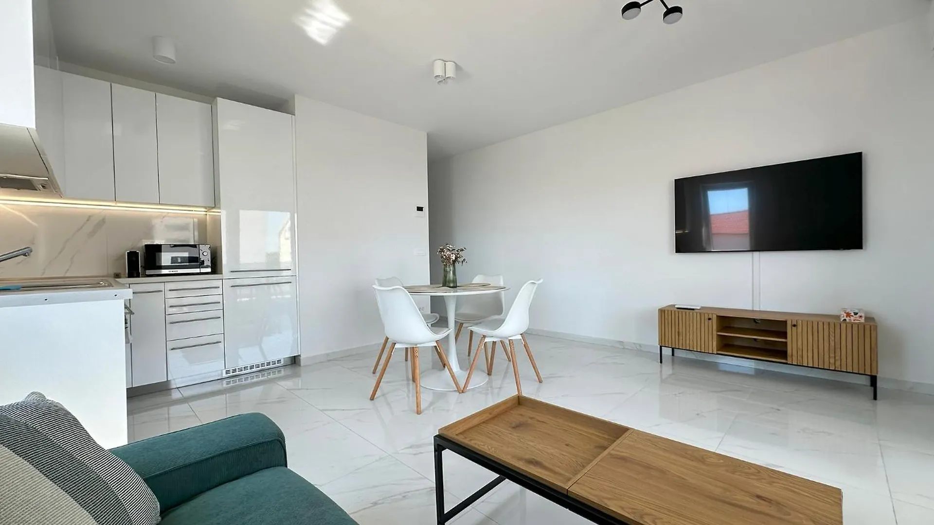 Beautiful New Palmtree Apartments Vir